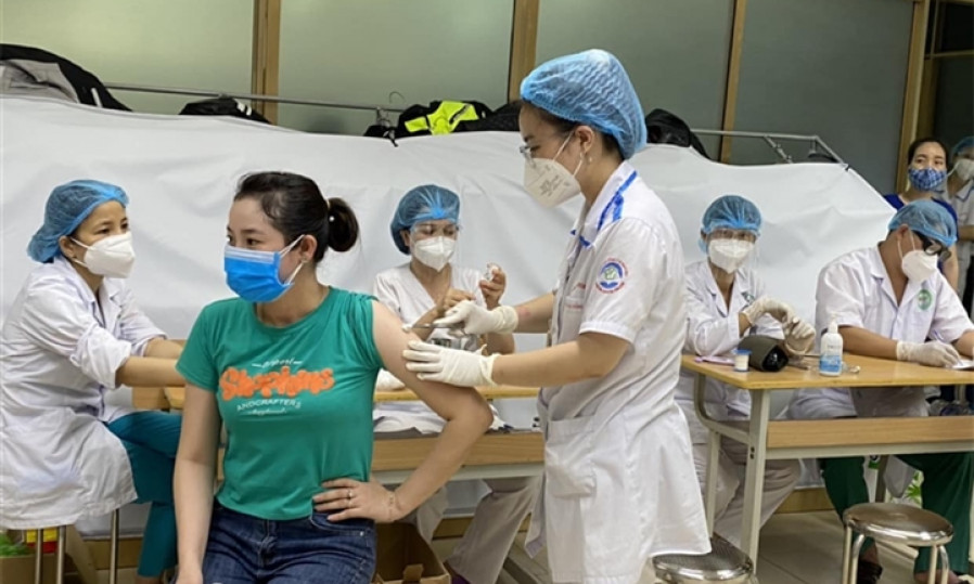 Tiêm vaccine COVID-19 phải sốt, đau người mới sinh kháng thể: Chuyên gia nói gì?