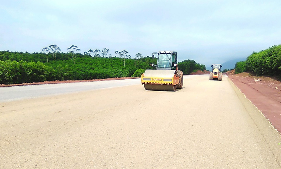 Cấm đường để thi công cao tốc Tiên Yên - Móng Cái