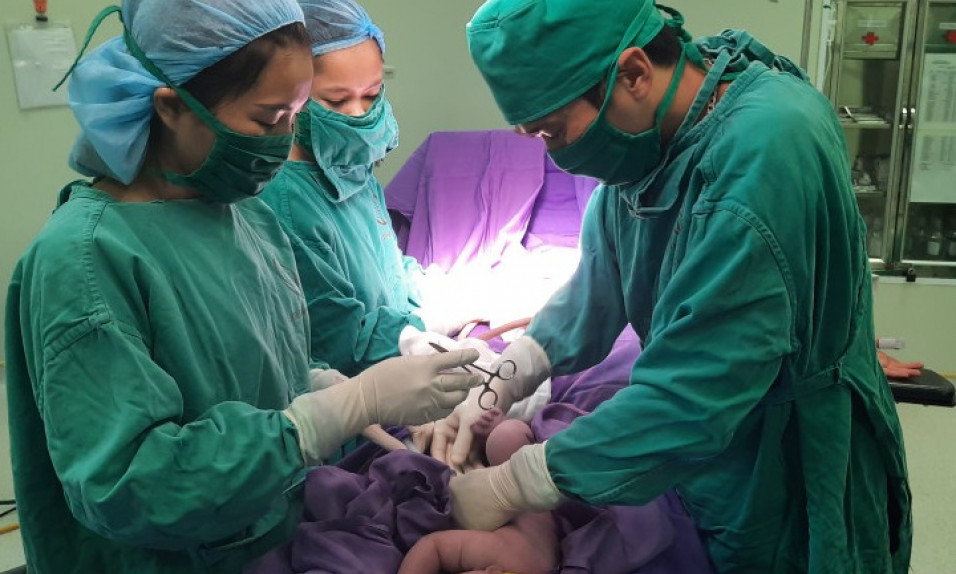  Hướng tới loại trừ lây truyền HIV từ mẹ sang con