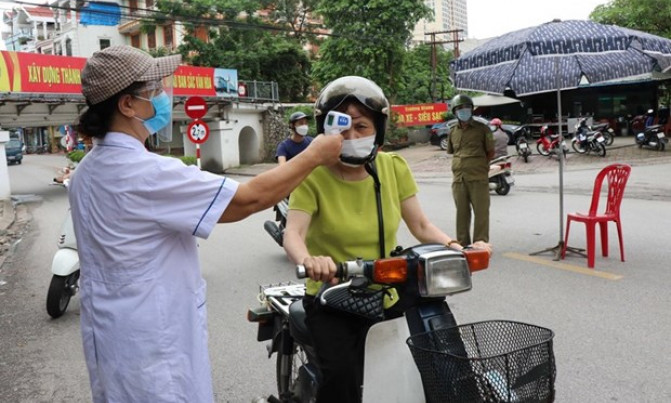 Tạm đình chỉ Chủ tịch xã ký giấy cho người dân đi chợ trong vùng dịch