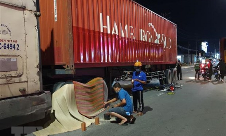 Xe container va chạm với xe đạp điện, 2 mẹ con tử vong tại chỗ