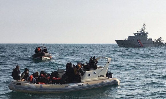 Lật tàu chở hàng trăm người ở ngoài khơi Yemen, 25 người tử vong