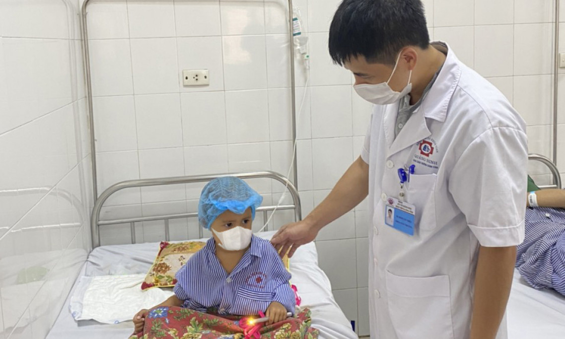 Cứu bệnh nhi 4 tuổi bị mảnh vỡ xương sọ găm xuyên não