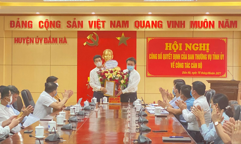 Trao quyết định về công tác cán bộ tại huyện Đầm Hà