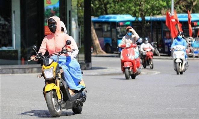Bắc Bộ và Trung Bộ ngày nắng nóng gay gắt, chiều tối mưa dông