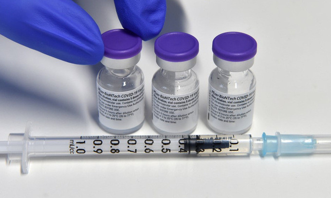 Anh khuyến cáo chưa tiêm vaccine Covid-19 cho người dưới 18 tuổi