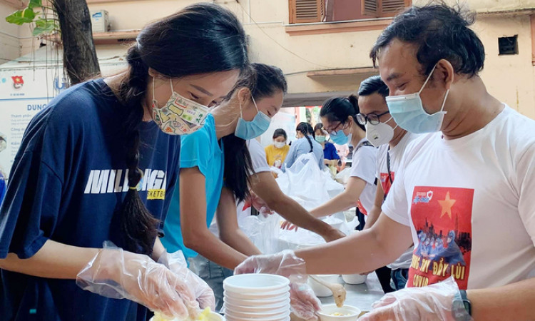 Mai Phương Thúy làm tình nguyện viên chống dịch