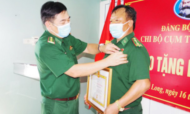 Trao huy hiệu 30 năm tuổi Đảng cho đảng viên đang làm nhiệm vụ trên biển