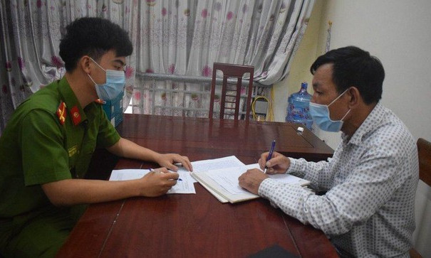 Đánh vợ rồi cầm kéo đâm vào công an
