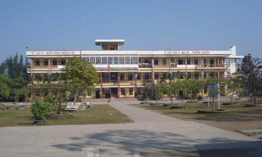 Nam sinh lớp 12 đặt camera quay lén cô giáo trong nhà vệ sinh để tống tiền