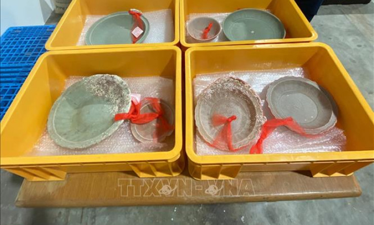 Singapore phát hiện 2 xác tàu đắm cổ chở đầy gốm sứ