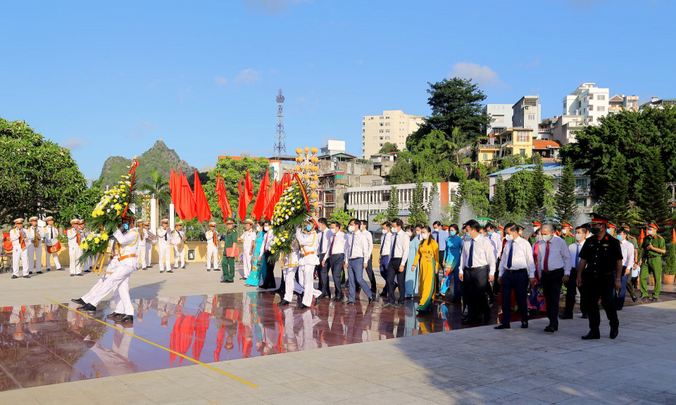 Đoàn đại biểu HĐND tỉnh khóa XIV dâng hương tưởng niệm các anh hùng liệt sĩ
