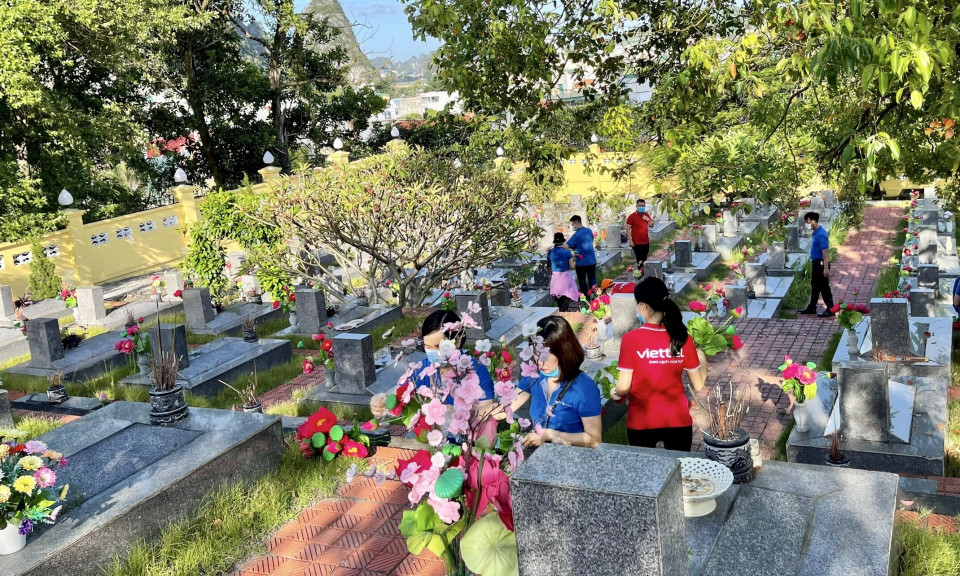 Viettel Quảng Ninh thay hoa mới tại các nghĩa trang liệt sĩ trên địa bàn toàn tỉnh