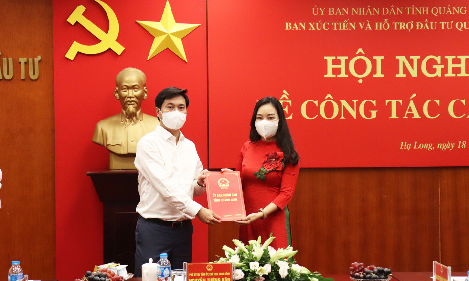 Trao quyết định bổ nhiệm Phó Trưởng Ban Thường trực Ban Xúc tiến và Hỗ trợ đầu tư
