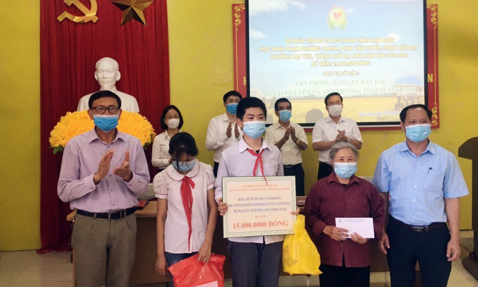 Đỡ đầu cho 8 học sinh mồ côi tại TP Hạ Long