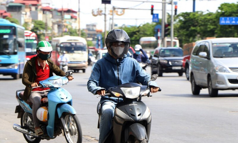 Nắng nóng tiếp tục gay gắt, Hà Nội có mưa to