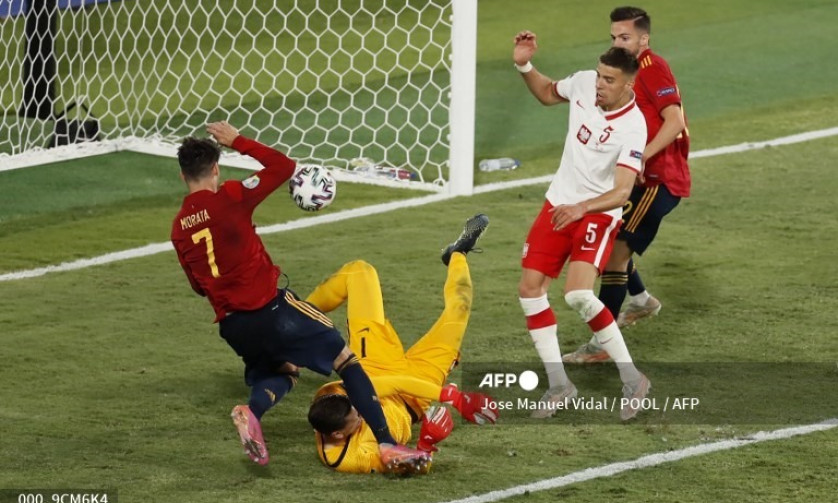 Moreno đá hỏng phạt đền, Tây Ban Nha hòa 1-1 trước Ba Lan