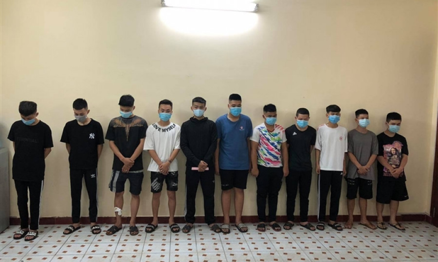Xử phạt nhóm thanh thiếu niên ném gạch đá vào vọng gác của cảnh sát
