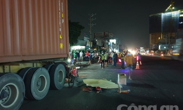 Liên tiếp 2 vụ xe máy tông đuôi container đậu trên đường, 2 người chết
