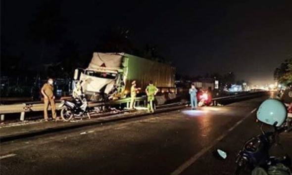 Đang kiểm tra xe sau tai nạn, tài xế xe đầu kéo bị tông chết trên QL1