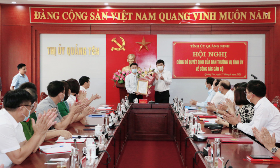 Phó Bí thư Thường trực Tỉnh ủy trao quyết định về công tác cán bộ tại TX Quảng Yên