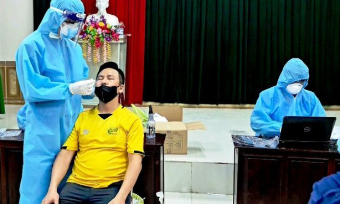 Đến viện khám tranh thủ test nhanh, cả 2 vợ chồng dương tính với virus SARS-CoV-2