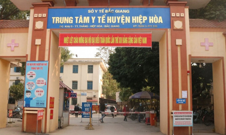 Bắc Giang: F0 trèo tường bệnh viện dã chiến bị phạt 17,5 triệu đồng
