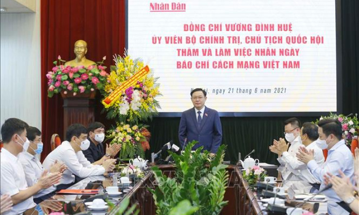Chủ tịch Quốc hội thăm, chúc mừng các cơ quan báo chí