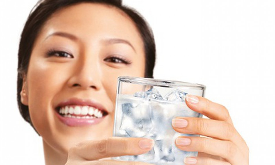Uống nước đá mùa hè nên không?