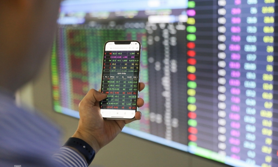 VN-Index chạm đỉnh mới