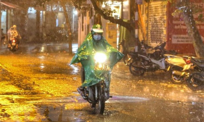 Bắc Bộ mưa dông trên diện rộng, Trung Bộ nắng nóng kéo dài