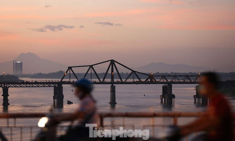 Ngắm hoàng hôn trên sông Hồng đẹp ngây ngất lòng người