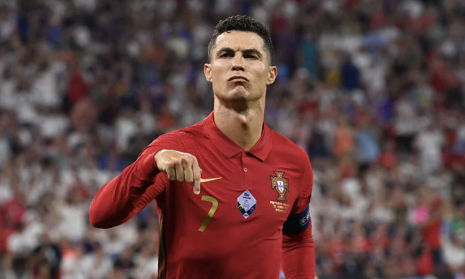 Ronaldo phá kỷ lục Euro và World Cup