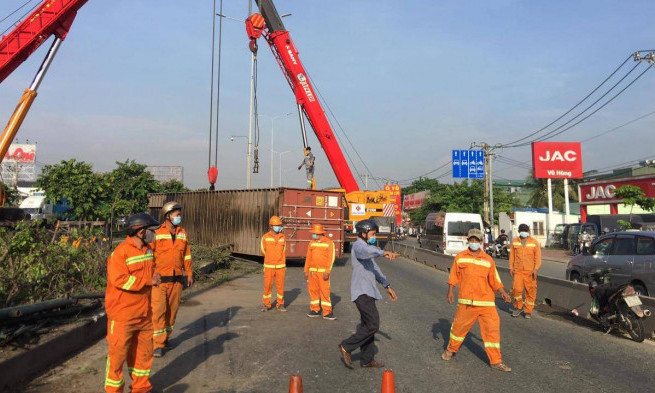 Thùng container lật chắn ngang QL1, giao thông ùn tắc nhiều km