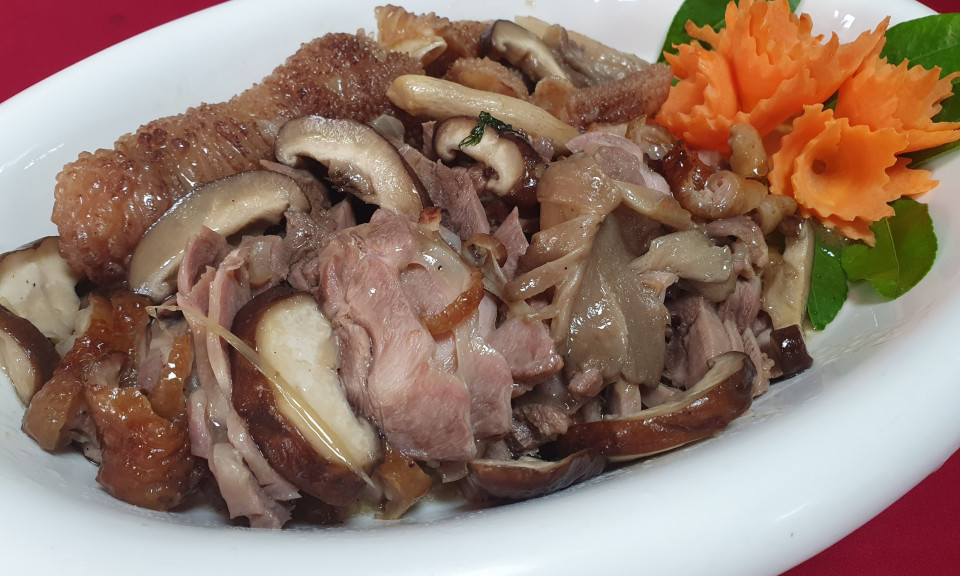 Gà Đông Tảo hấp nấm