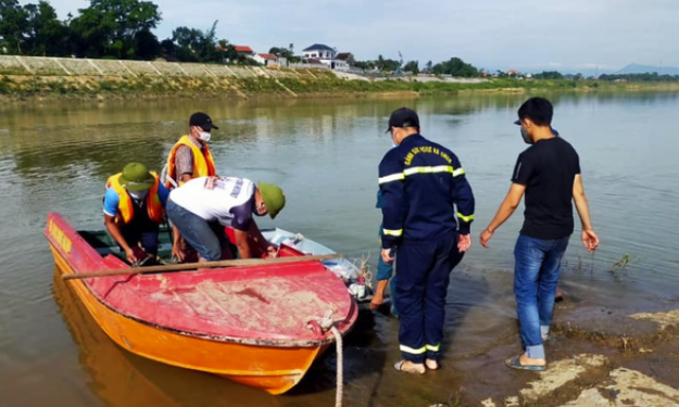 Phát hiện thi thể hai mẹ con trong tư thế ôm nhau dưới ao, cách nhà 1km