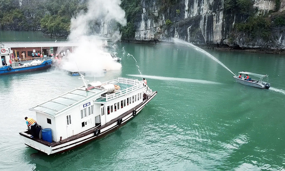 Thực tập phòng chống thiên tai, tìm kiếm cứu nạn trên Vịnh Hạ Long