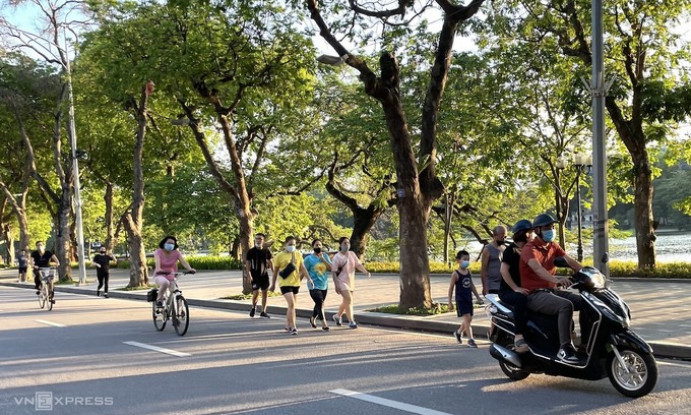 Hà Nội mở lại sân golf, thể dục ngoài trời