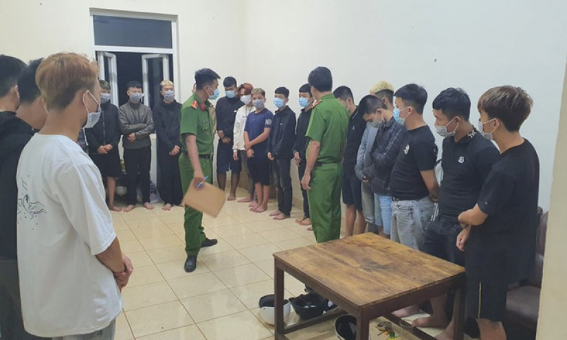 Hàng chục thanh thiếu niên mang hung khí, chai xăng để hỗn chiến