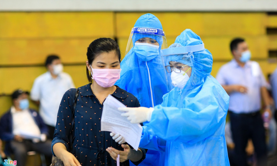 H'Hen Niê, Mai Phương Thúy hỗ trợ người dân tiêm vaccine ở TP.HCM