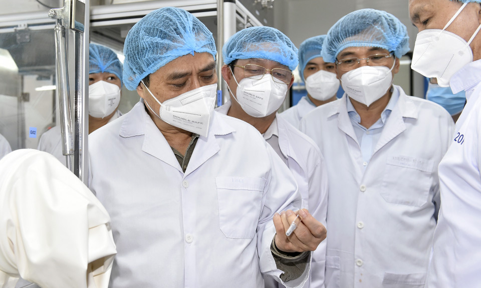Thủ tướng Phạm Minh Chính: Lập tổ hành động để sản xuất bằng được vaccine phòng COVID-19 nhanh nhất