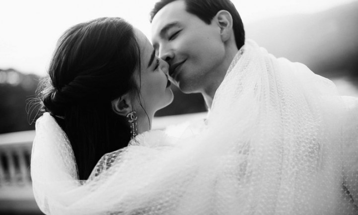 Hồ Ngọc Hà khoe ảnh cưới hạnh phúc với Kim Lý: "Anh đã cho em bình yên"