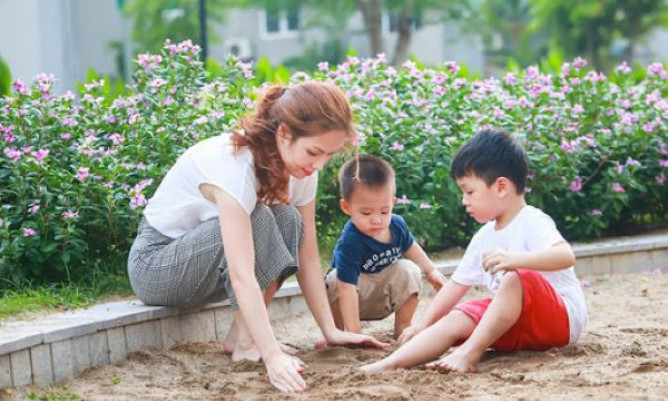 Ứng phó với việc dùng điện thoại quá mức ở trẻ trong mùa dịch
