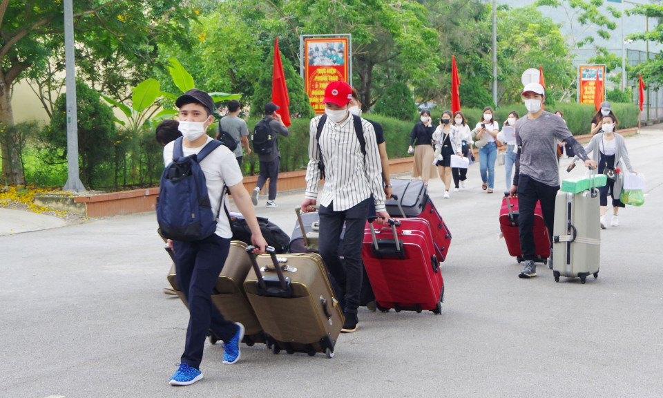 Bàn giao công dân hoàn thành thời gian cách ly trở về địa phương