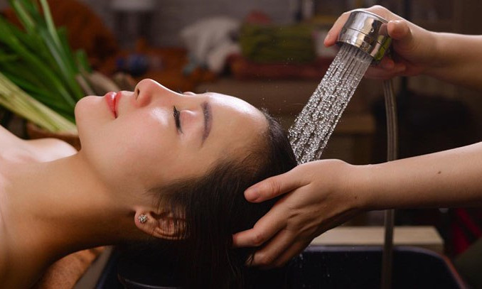 7 thói quen thường ngày khiến tóc nhanh bị bết, dầu
