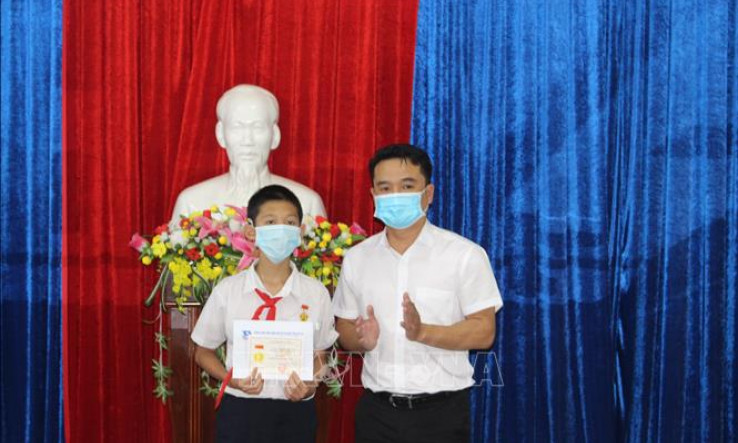 Trao tặng huy hiệu 'Tuổi trẻ dũng cảm' cho học sinh cứu bạn đuối nước