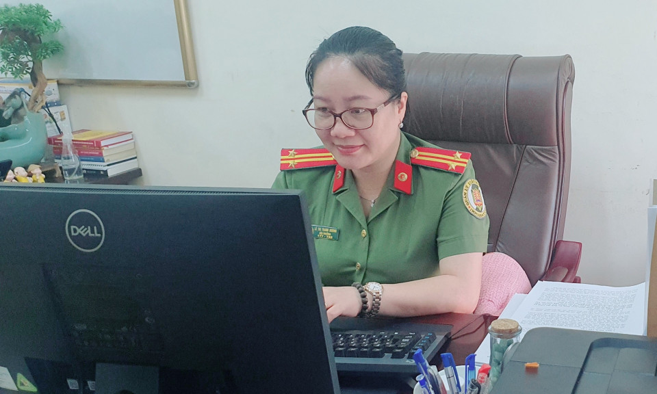 Nữ đội trưởng tận tụy với công việc 