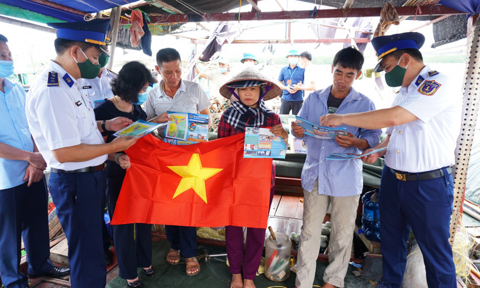 Chương trình “Cảnh sát biển đồng hành với ngư dân”