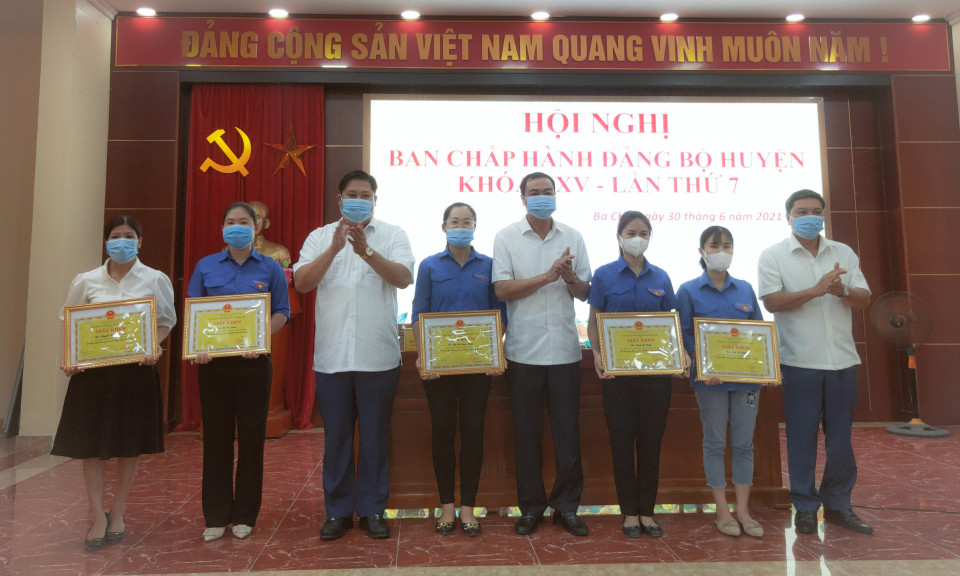 Ba Chẽ khen thưởng đột xuất 7 cá nhân tự nguyện tham gia trực chốt phòng, chống dịch Covid-19