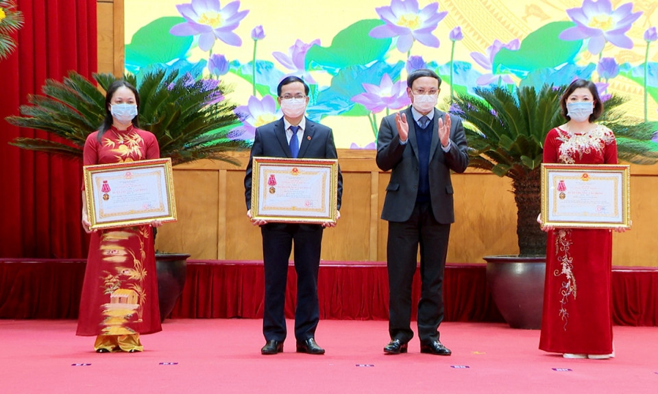 Quảng Ninh: 2 tập thể, 10 cá nhân được Chủ tịch nước tặng Huân chương Lao động